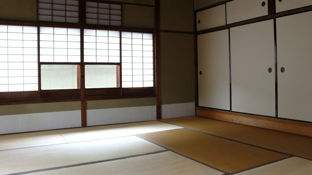 障子越しのやわらかな光が満ちる和室。連なる部屋と襖絵が SATORI -サトリ-  の原像となる静けさを映す