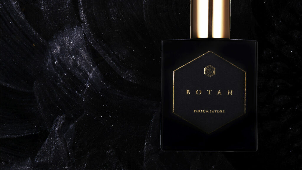 闇の中で微光を帯びるPARFUM SATORI BOTANのボトル。香りが沈黙のうちに余韻を残す。