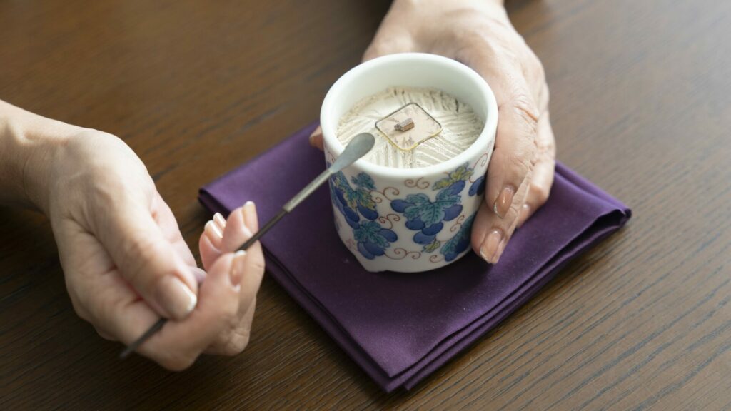 香炉をそっと扱う手元の動き。
“静かな所作”がSATORI -　サトリ- の香りづくりに通じる美学を象徴している。