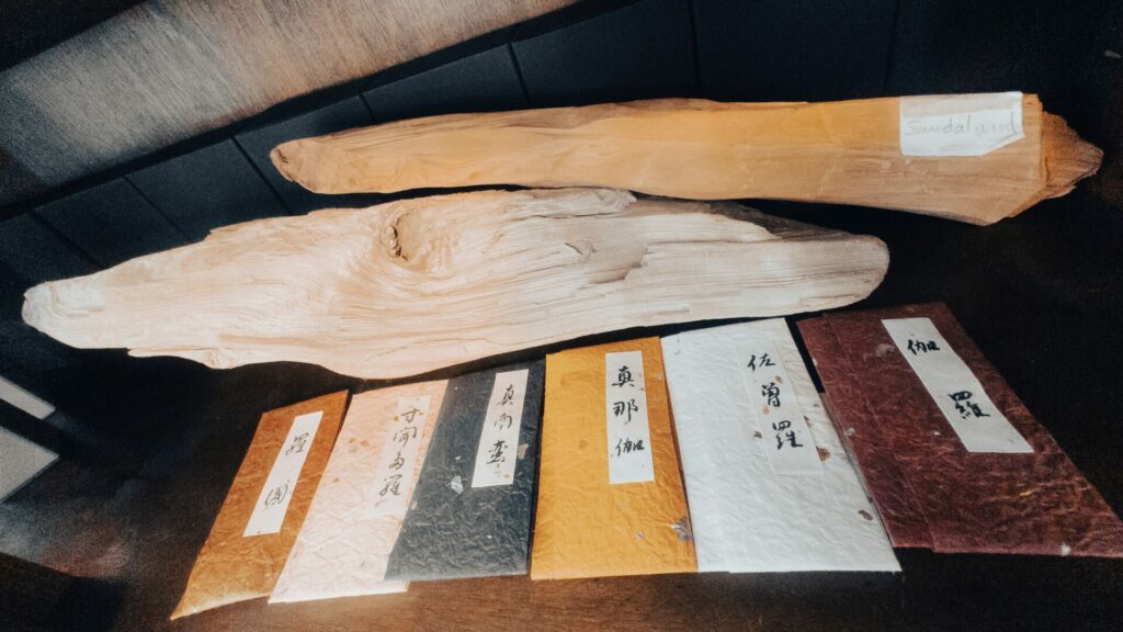 アトリエショップに展示されている サンダルウッド 原木の木肌。滑らかな質感や色合いから、長い年月をかけて育まれた香りの器としての魅力を感じることができます。