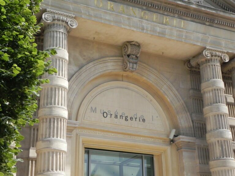 The exterior architecture of the Musée de l'Orangerie in Paris, home to Monet's famous Water Lilies murals.